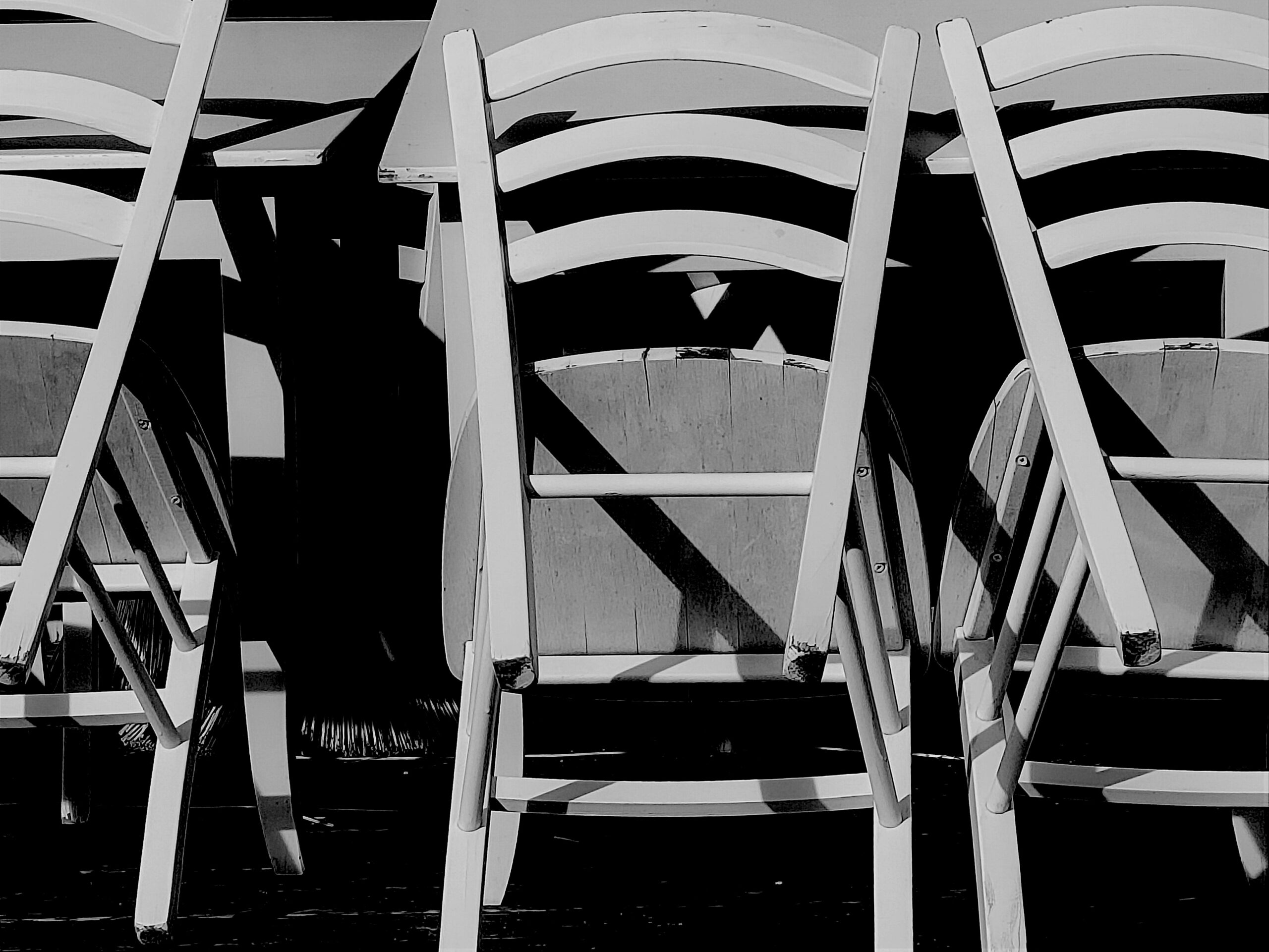 Sedie accatastate sulla spiaggia - Piled chairs on the beach - Gestapelte Stuehle am Strand